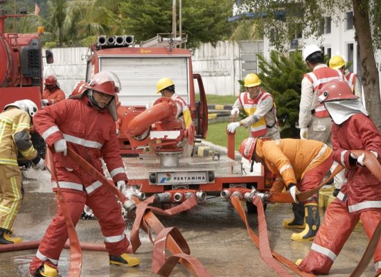 Pertamina Patra Niaga Regional Sumbagut Gelar Simulasi Penanggulangan Keadaan Darurat di IT Teluk Kabung