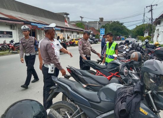 Operasi Zebra Toba 2025: Polisi Edukasi Jukir dan Pengendara di Tanjungbalai Agar Tak Parkir Sembarangan