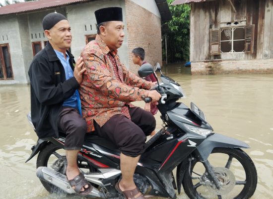 Penghulu KUA Pantai Cermin Terjang Banjir Demi Menikahkan Warga: “Amanah Harus Tetap Ditunaikan”
