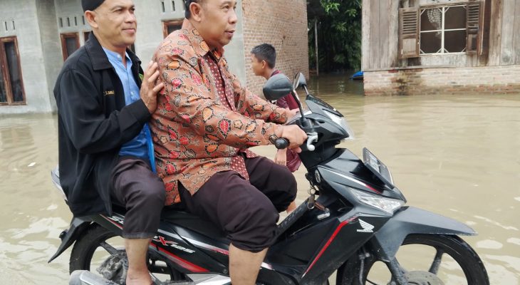 Penghulu KUA Pantai Cermin Terjang Banjir Demi Menikahkan Warga: “Amanah Harus Tetap Ditunaikan”