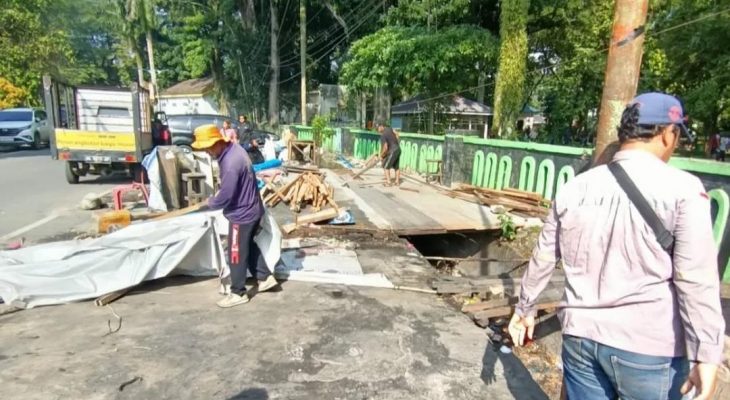 PKL di Sekitar RS Elisabeth Medan Bongkar Lapak Secara Sukarela, Penertiban Berlangsung Kondusif