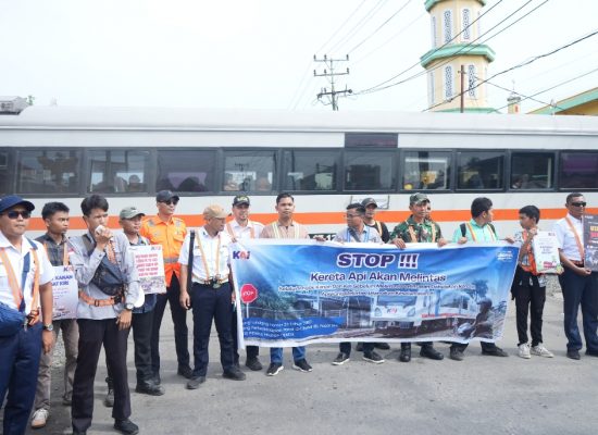 KAI Sumut dan Komunitas Railfans Gencarkan Sosialisasi Keselamatan di Perlintasan Sebidang Kota Binjai