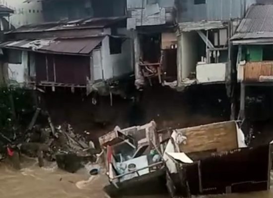 Longsor Susulan Banjir Medan Rusak Tiga Rumah Warga di Multatuli, Bantaran Sungai Deli Terancam Ambruk