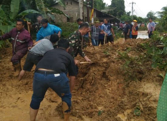 TNI AU Bantu Buka Akses Jalan Sibolga–Barus yang Tertimbun Longsor
