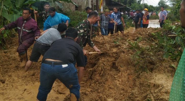 TNI AU Bantu Buka Akses Jalan Sibolga–Barus yang Tertimbun Longsor
