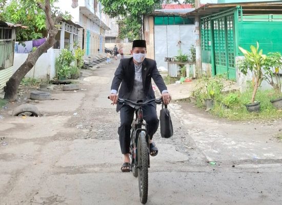 Kelangkaan BBM di Medan, Kepala KUA Medan Perjuangan Kayuh Sepeda Demi Tepat Waktu Menikahkan Warga