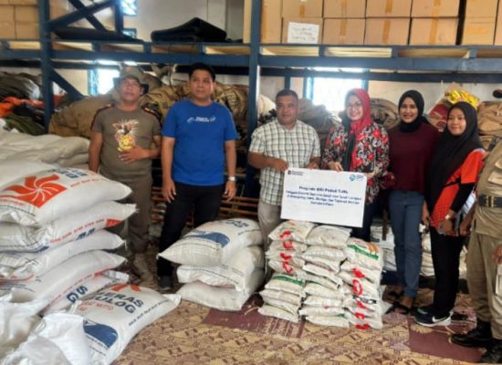 BRI Panyabungan Salurkan Bantuan Logistik untuk Korban Banjir di Mandailing Natal