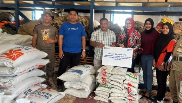 BRI Panyabungan Salurkan Bantuan Logistik untuk Korban Banjir di Mandailing Natal