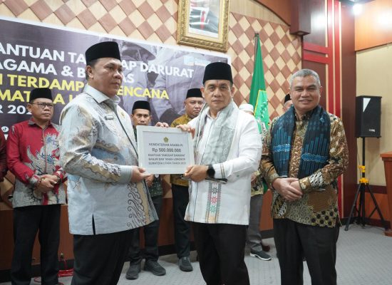 Wamenag Salurkan Bantuan Tanggap Darurat Rp500 Juta untuk Korban Banjir dan Longsor di Sumatera Utara