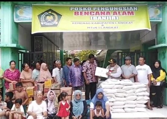 Kemenag Langkat Salurkan Bantuan untuk 371 Pengungsi Banjir di MTsN 1 Langkat