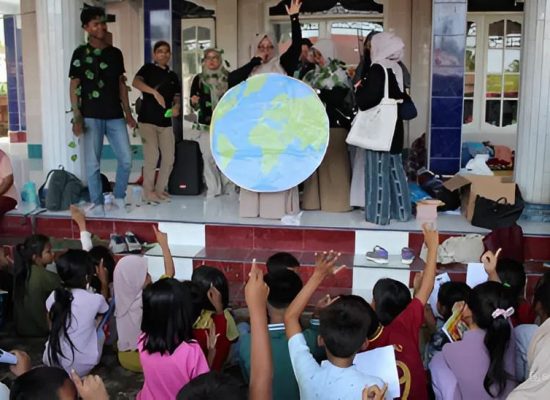 Unimed Gelar Trauma Healing dan Salurkan Bantuan untuk Anak-Anak Terdampak Banjir di Langkat