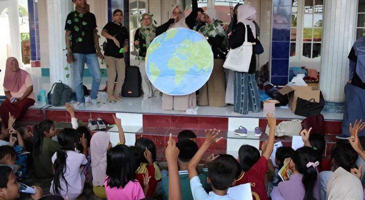 Unimed Gelar Trauma Healing dan Salurkan Bantuan untuk Anak-Anak Terdampak Banjir di Langkat