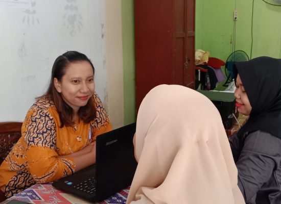 Martogi Veronica Manik, Lentera Moderasi Beragama dari Balik Meja Administrasi MIN 9 Langkat