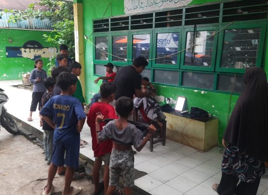 MAN 1 Langkat Buka Layanan Pangkas Rambut Gratis bagi Warga Terdampak Banjir