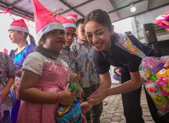 Indosat Berbagi Kasih Tebarkan Kehangatan Natal bagi Anak-anak Komunitas Rentan