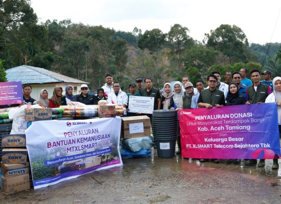 XLSMART Salurkan Bantuan Kemanusiaan untuk Korban Banjir dan Longsor di Sumatra