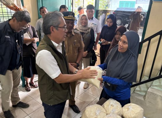 Direktur Keuangan Perum Bulog Tinjau Penyaluran Beras Bencana di Binjai, Pastikan Distribusi Tepat Sasaran