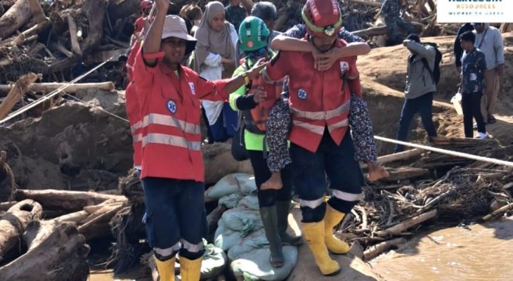 ERT Agincourt Resources Perkuat Jembatan Darurat dan Dampingi Evakuasi Warga di Garoga
