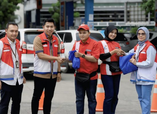 Pertamina Patra Niaga Salurkan Bantuan untuk 400 Operator SPBU Terdampak Banjir di Medan