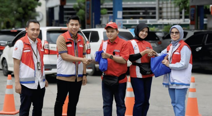 Pertamina Patra Niaga Salurkan Bantuan untuk 400 Operator SPBU Terdampak Banjir di Medan