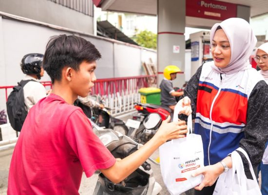 Pertamina Patra Niaga Salurkan 300 Paket Kesehatan untuk Petugas Garda Terdepan di Wilayah Terdampak Banjir