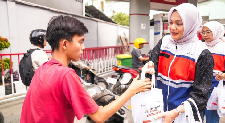 Pertamina Patra Niaga Salurkan 300 Paket Kesehatan untuk Petugas Garda Terdepan di Wilayah Terdampak Banjir