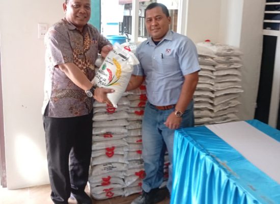 PT Jui Shin Indonesia Salurkan 500 Kg Beras untuk Warga Terdampak Banjir di Desa Saentis
