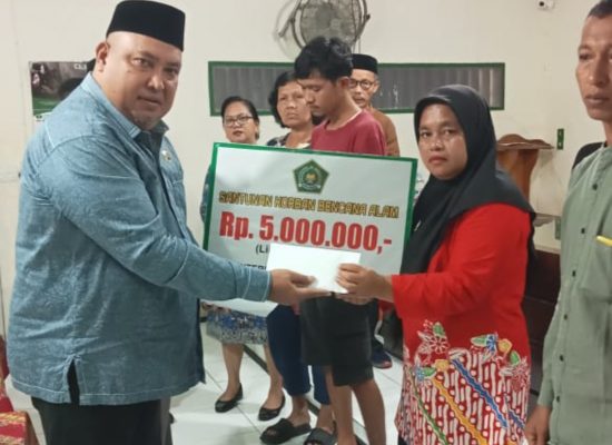 Kemenag Sibolga Serahkan Santunan bagi Keluarga Korban Longsor dan Banjir Bandang