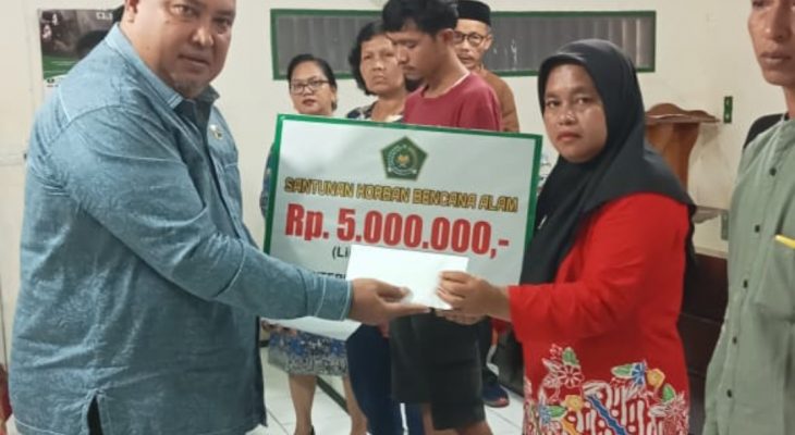 Kemenag Sibolga Serahkan Santunan bagi Keluarga Korban Longsor dan Banjir Bandang