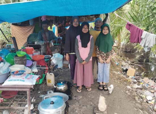 Di Tengah Banjir Langkat, Semangat Belajar Siswi MTsN 1 Langkat Tak Surut