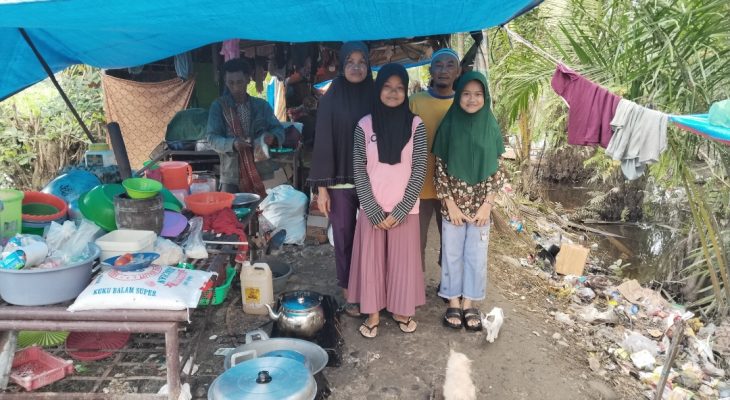 Di Tengah Banjir Langkat, Semangat Belajar Siswi MTsN 1 Langkat Tak Surut