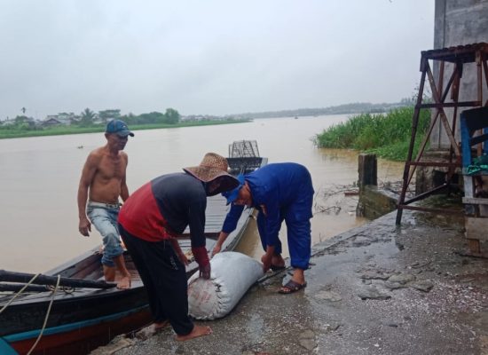Sat Polairud Polres Tanjung Balai Bantu Nelayan di Tangkahan Pajak Ikan, Wujud Polri Humanis