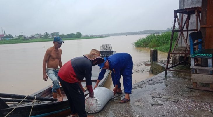 Sat Polairud Polres Tanjung Balai Bantu Nelayan di Tangkahan Pajak Ikan, Wujud Polri Humanis