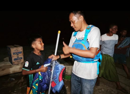 Bocah Penyintas Banjir Bandang di Aceh Tamiang Dayung Perahu Pakai Sutil, Relawan Beri Apresiasi
