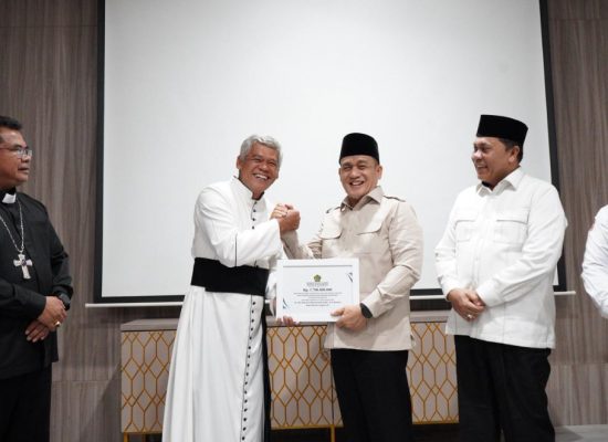 Wamenag Serahkan Bantuan Rp2 Miliar untuk Gereja Katolik Terdampak Bencana di Sumut