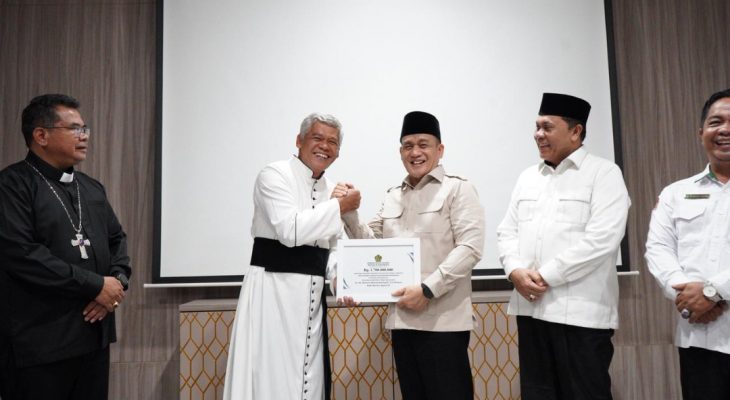 Wamenag Serahkan Bantuan Rp2 Miliar untuk Gereja Katolik Terdampak Bencana di Sumut