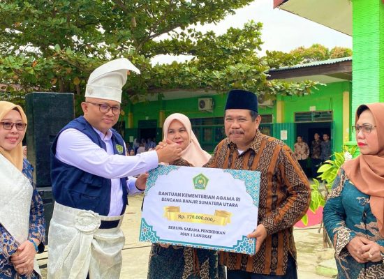Kemenag RI Salurkan Bantuan Pendidikan bagi Madrasah Terdampak Banjir di Langkat