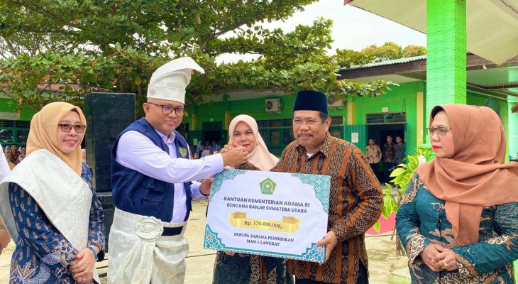 Kemenag RI Salurkan Bantuan Pendidikan bagi Madrasah Terdampak Banjir di Langkat