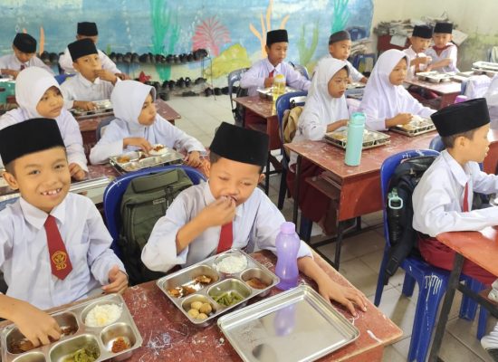 Perdana Terima MBG, Siswa MIN 1 Asahan Antusias Nikmati Makanan Bergizi Gratis