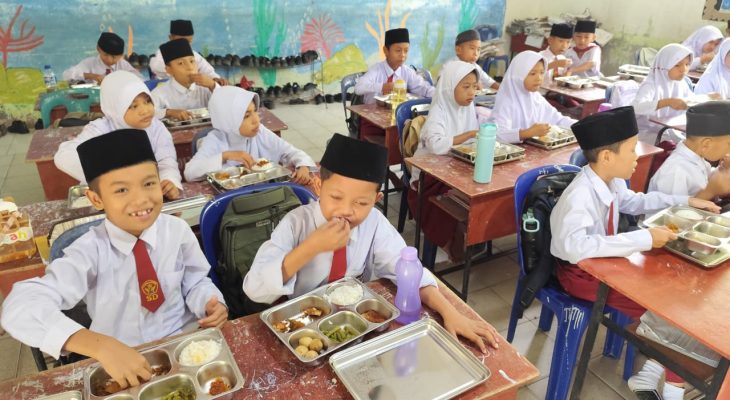Perdana Terima MBG, Siswa MIN 1 Asahan Antusias Nikmati Makanan Bergizi Gratis