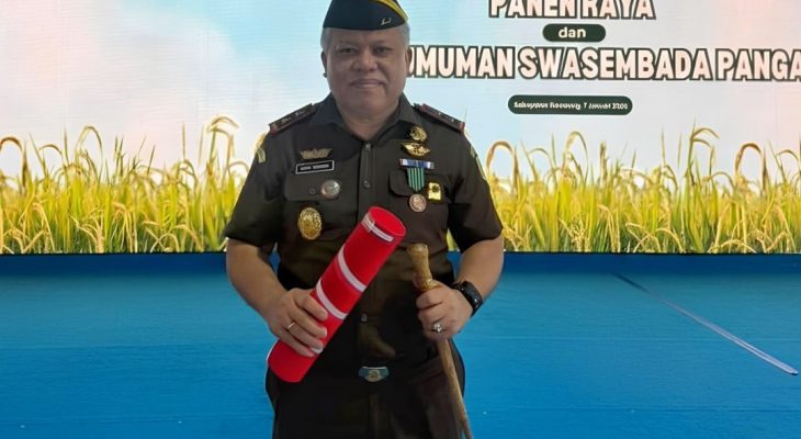 Presiden Prabowo Anugerahkan Satya Lencana Wira Karya kepada Kajati Sumut