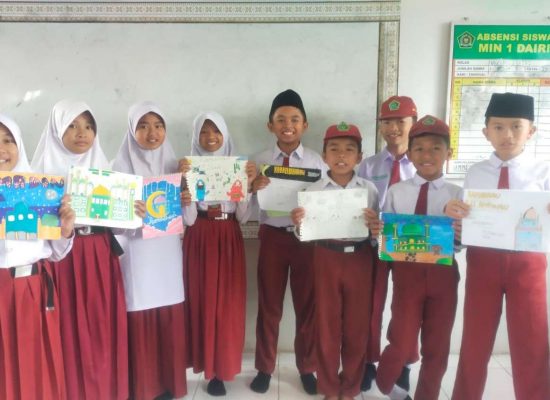Ramadhan Kreatif di MIN 1 Dairi, Siswa Kelas V B Gambar Masjid dan Suasana Ibadah