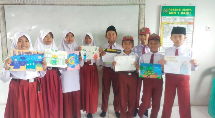 Ramadhan Kreatif di MIN 1 Dairi, Siswa Kelas V B Gambar Masjid dan Suasana Ibadah