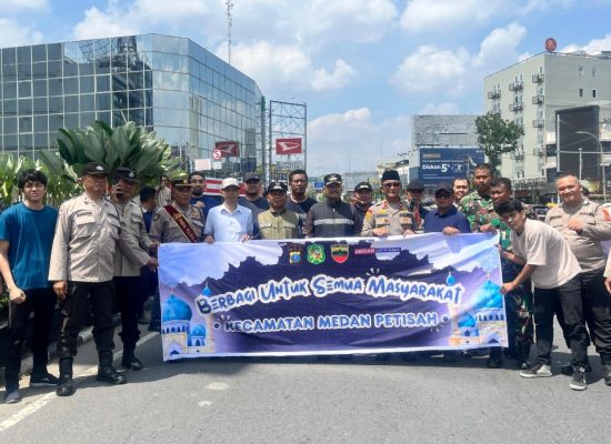 Forkopimcam Medan Petisah Berbagi 300 Paket Makanan di Jumat Berkah