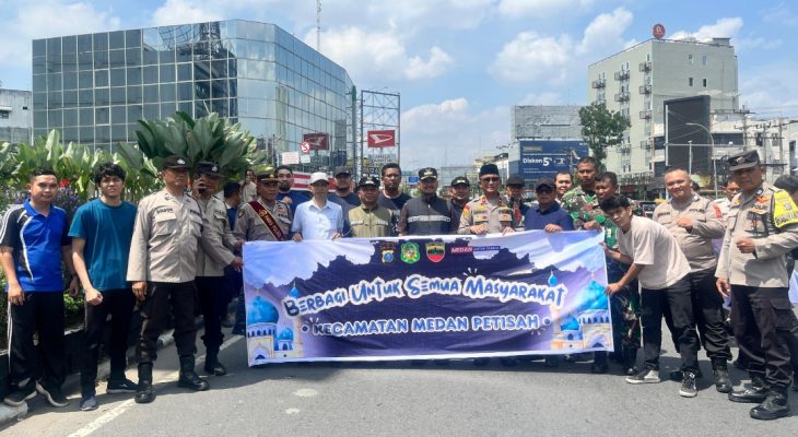 Forkopimcam Medan Petisah Berbagi 300 Paket Makanan di Jumat Berkah