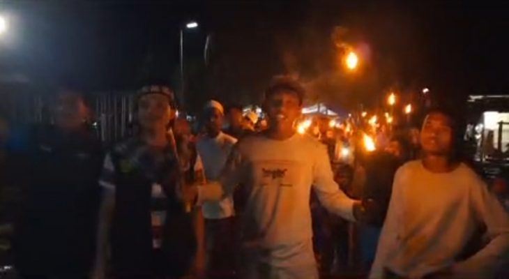 Di Tengah Sisa Banjir, Warga Sekumur Tetap Gelar Pawai Obor Sambut Ramadhan