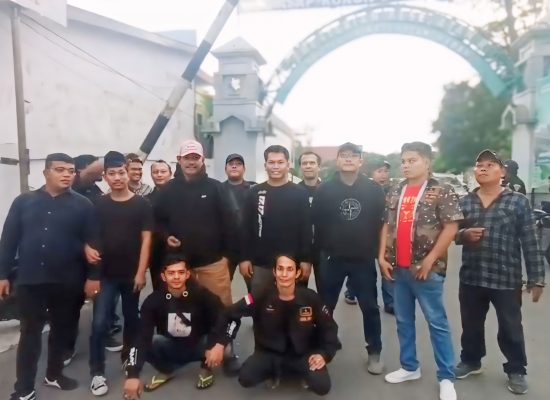 GRIB Jaya PAC Medan Tuntungan Berbagi Takjil untuk Pengguna Jalan