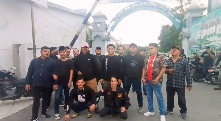 GRIB Jaya PAC Medan Tuntungan Berbagi Takjil untuk Pengguna Jalan