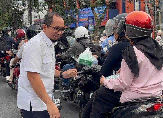 PGN Area Medan Bagikan 100 Paket Takjil Gratis kepada Pengendara di Bulan Ramadan