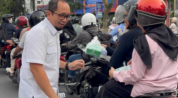 PGN Area Medan Bagikan 100 Paket Takjil Gratis kepada Pengendara di Bulan Ramadan